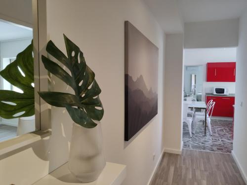 una sala de estar con un jarrón con una planta en Apartments City Center • Collection by Perpetual Relax en Braga