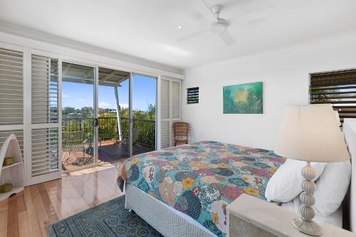 サンライズ・ビーチにあるBig Sky at Sunrise, Sunrise Beachのベッドとバルコニーのある寝室