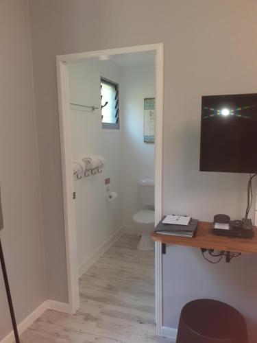 Una televisión o centro de entretenimiento en Bluegrass BnB