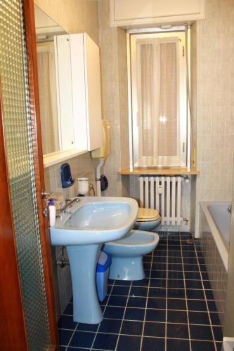 a bathroom with a sink and a toilet at Casa Romana in Spinetta Marengo