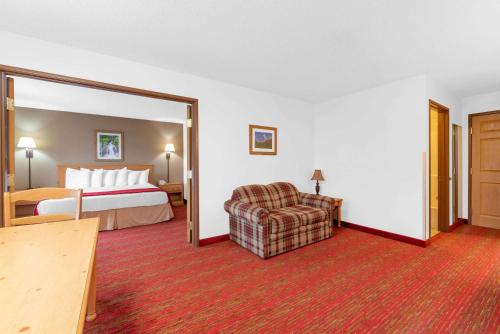 Ένα ή περισσότερα κρεβάτια σε δωμάτιο στο Summerset Hotel and Suites Rapid City West