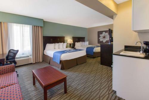 Ένα ή περισσότερα κρεβάτια σε δωμάτιο στο Days Inn by Wyndham Petoskey