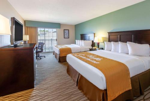 Katil atau katil-katil dalam bilik di Days Inn by Wyndham Petoskey