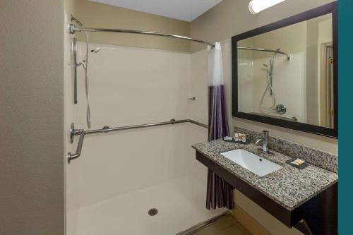 uma casa de banho com um lavatório e um chuveiro em La Quinta by Wyndham Midland North em Midland