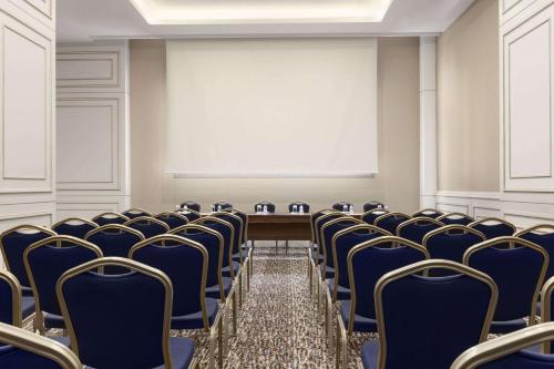 Ramada by Wyndham Istanbul Merterにあるビジネスエリアまたは会議室