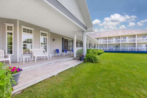 Κήπος έξω από το Days Inn by Wyndham Petoskey