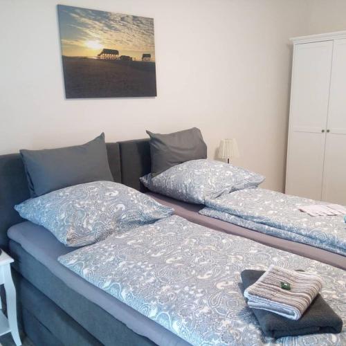 two beds sitting next to each other in a bedroom at Sportpension "Seminarhaus an der Eider" in Tönning