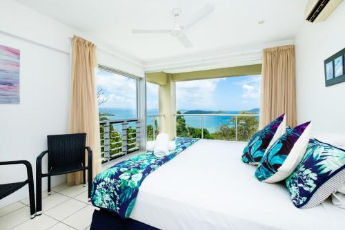 1 dormitorio con cama y ventana grande en Ocean Sunsets - Skiathos en Isla Hamilton