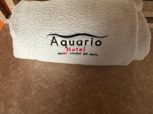 una toalla en una mesa con la palabra hotel avalora en ella en Hotel Aquario en Ciudad de México