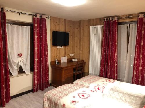 Ένα ή περισσότερα κρεβάτια σε δωμάτιο στο Hotel Edelweiss