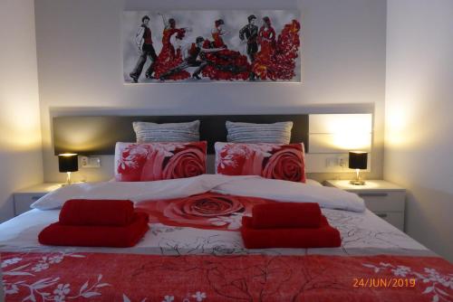 Un dormitorio con una cama con almohadas rojas. en Higuericas Costa 211, en Pilar de la Horadada