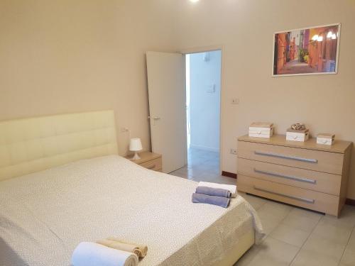 een slaapkamer met een bed en een dressoir met handdoeken erop bij Casa Anna in Arezzo