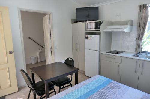 Η κουζίνα ή μικρή κουζίνα στο Mt Isa City Motel
