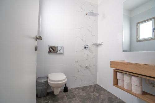 un baño con inodoro y lavabo en Amdar By Sun and View, en Eilat