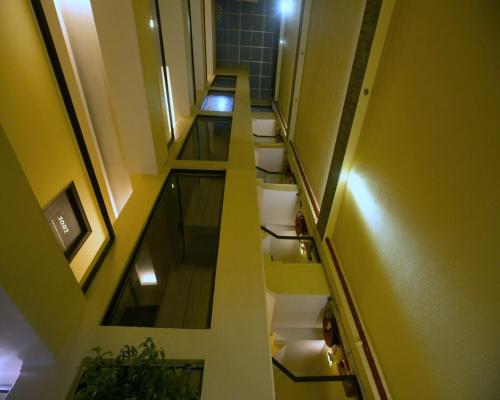 um corredor vazio com escadas num edifício em The Pearl- A Royal Residency em Nova Deli