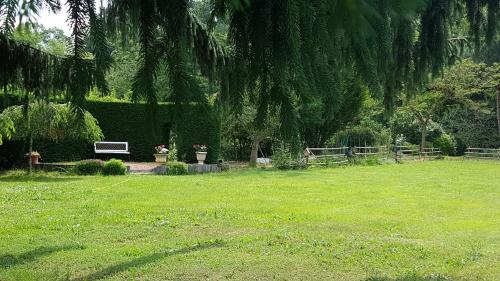 Entre Lyon et Beaujolais tesisinin dışında bir bahçe