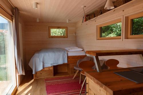 una piccola stanza con un letto in una minuscola casa di Tiny House Steirermadl a Birkfeld