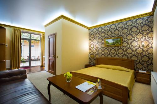een hotelkamer met een bed en een tafel bij Apart Hotel Clumba in Odessa