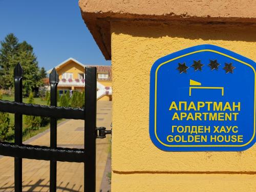 Golden House Apartmentsに飾ってある許可証、賞状、看板またはその他の書類