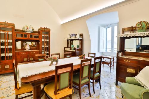 - une salle à manger avec une table et des chaises dans l'établissement Della Monica Rooms, à Vietri