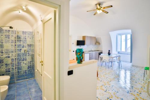 Habitación con baño con lavabo y aseo. en Della Monica Rooms, en Vietri