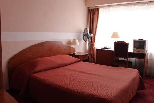 
מיטה או מיטות בחדר ב-Akademicheskaya Hotel
