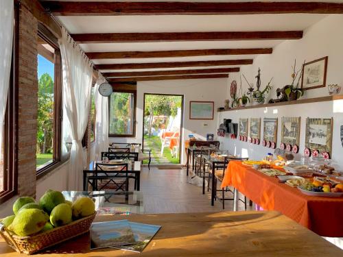 kuchnia ze stołem z owocami na górze w obiekcie B&B Villa Vittoria w mieście Giardini Naxos