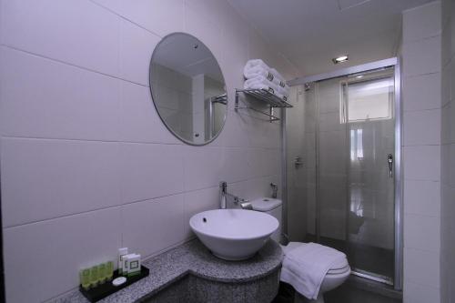 Kúpeľňa v ubytovaní Likas Square - KK Apartment Suite