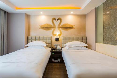 Jingli Hongyizhan Hotel Beijing Sanlitunにあるベッド