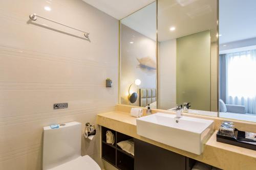 Jingli Hongyizhan Hotel Beijing Sanlitunにあるバスルーム