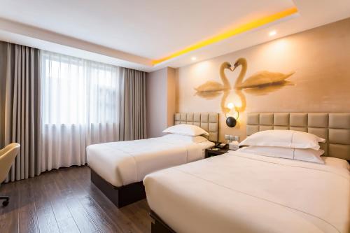 Jingli Hongyizhan Hotel Beijing Sanlitunにあるベッド