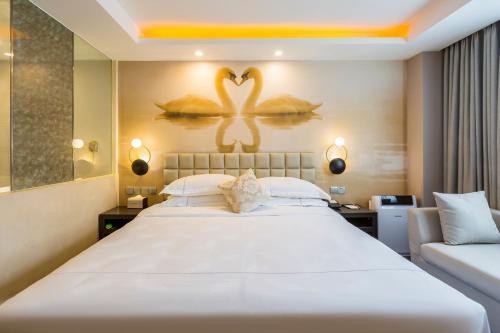 Jingli Hongyizhan Hotel Beijing Sanlitunにあるベッド