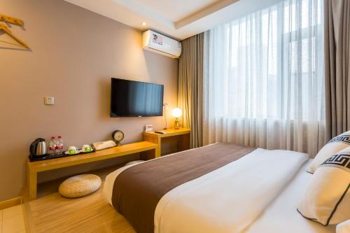 Jingli Hongyizhan Hotel Beijing Sanlitunにあるベッド