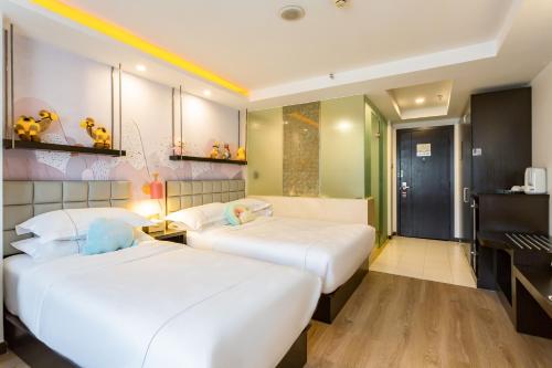 Jingli Hongyizhan Hotel Beijing Sanlitunにあるベッド