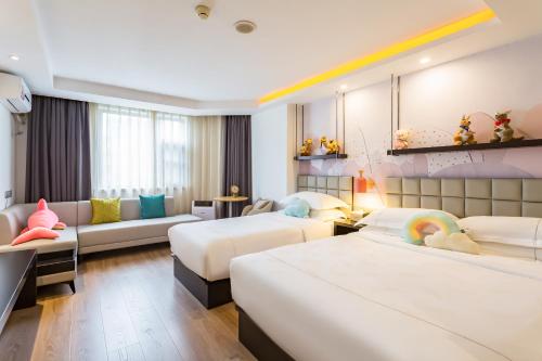 Jingli Hongyizhan Hotel Beijing Sanlitunにあるベッド