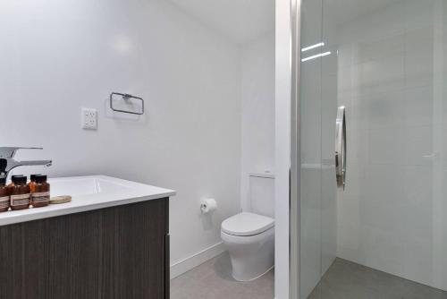 Et badeværelse på Modern CBD Apartment with Study! Great Location