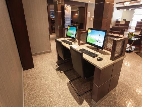 a row of computer desks with computers on them at Park Town Hotel in Saskatoon