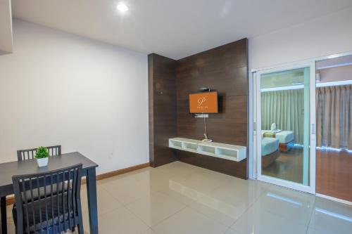 Una televisión o centro de entretenimiento en Pimann Inn Hotel