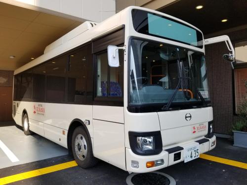 un autobus bianco parcheggiato in un parcheggio di HOTEL EURASIA MAIHAMA ANNEX a Urayasu