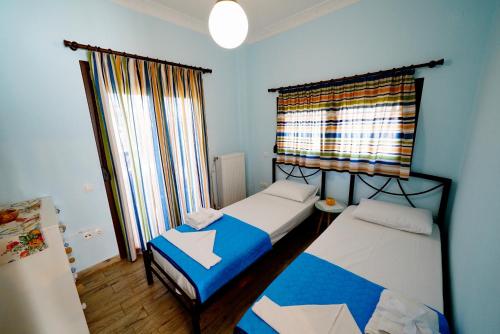 a small room with two beds and a window at Apartment Vana in Metamorfosi