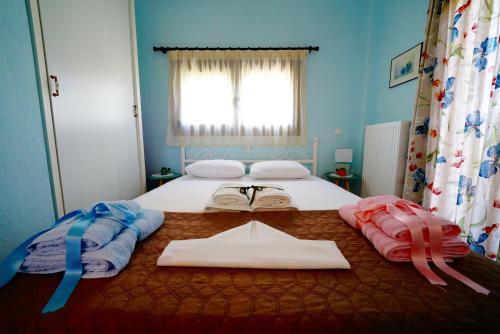 a bedroom with a bed with towels on it at Apartment Vana in Metamorfosi