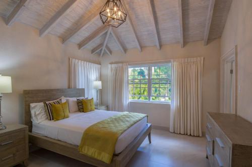 um quarto com uma cama grande e uma janela em Royal Palms, St James em Saint James