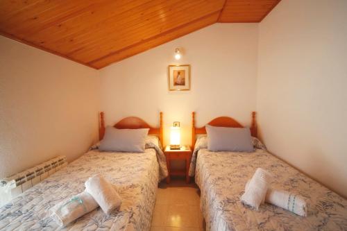 LaspuñaにあるCasa Sallan Laspuña Ordesa Pirineoのベッドルーム1室(ベッド2台付)