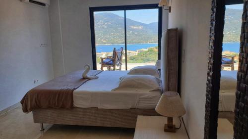 1 Schlafzimmer mit 2 Betten und einem großen Fenster in der Unterkunft Superbe appartement avec 3 chambres vue mer in Propriano