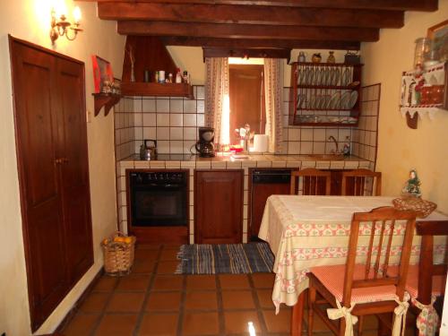 Kitchen o kitchenette sa Casa Rural Anton Piche