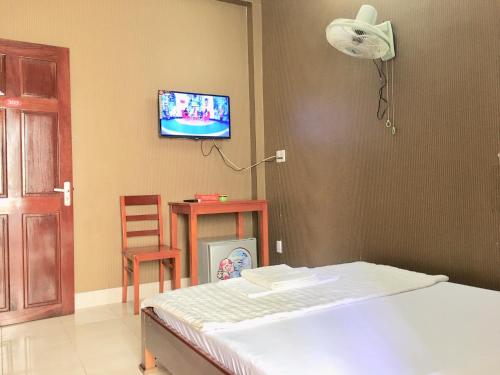 a room with a bed and a tv on the wall at Thu Đô Motel in Vung Tau