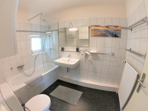Bathroom sa Schwerin Apartment am Pfaffenteich 1. Obergeschoss