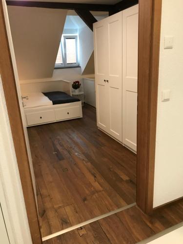 a small room with a bed and a mirror at Wieko Ferienwohnungen - Luxus Pur im Prinz von Preußen in Bad Elster