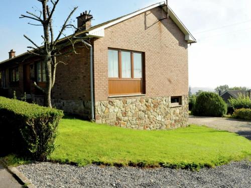 een stenen huis met een raam en een tuin bij Modern Holiday Home in Stavelot with Garden in Stavelot