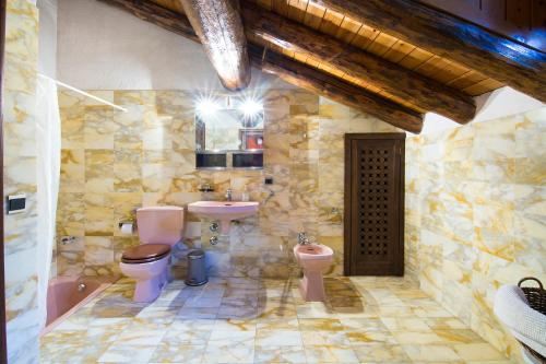 ein Badezimmer mit 2 WCs und einem Waschbecken in der Unterkunft Borda del Vinyer in Sort